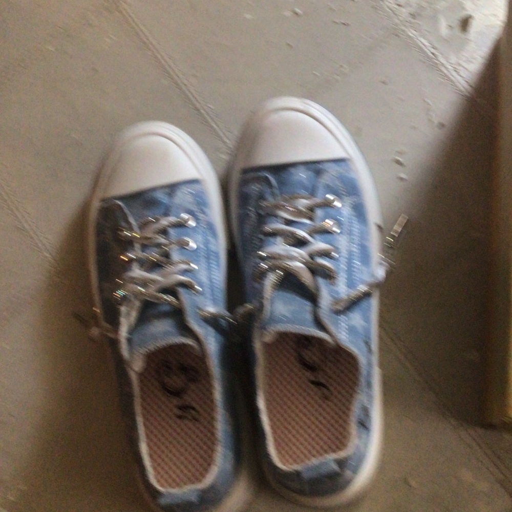 Women’s light blue sneakers